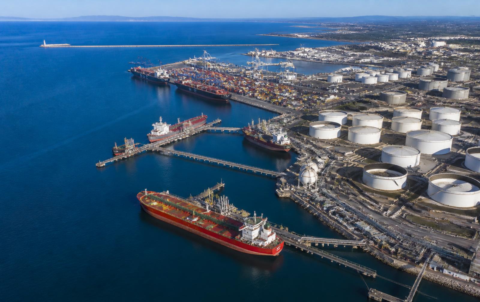Vue aérienne d'un terminal portuaire pétrolier avec pétroliers à quai